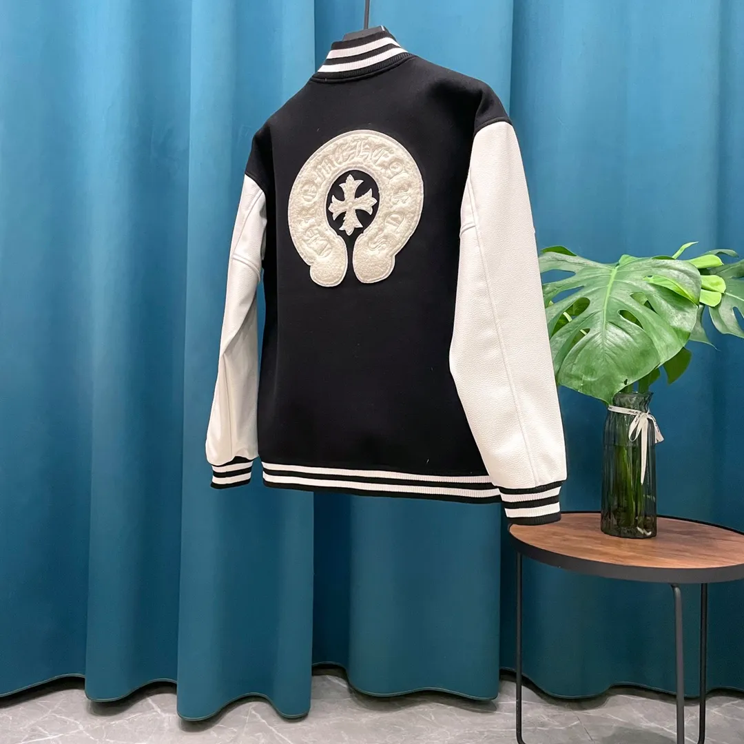 🅿️410 CH➡️Cro Xin 2024ss runway style baseball jacket. I ordered the original model and it took a month to finally ship. I love it so much. The upper body is really cool. A Douyin blogger said that this year's new jacket will become a future trend. If you look through street photos, you will find that celebrities regard it as a collectible jacket, a must-have item for men and women who want light luxury for commuting. Developing the highest version on the entire network, it took 1 month to customize and the cost was extremely high. The German imported flat-machine made custom-woven wool jacquard threads, using the first layer of imported lambskin. The pleated texture is unparalleled. It is hand-cut and meticulously crafted. The stitching position is very technical. Whether the whole garment is good or not depends on this position. Top-notch workmanship and details can stand the test. A full set of customized accessories, the letters are clear and perfectly restored without any difference. High-end atmosphere and full grade! The entire dress is exclusively customized with heavy craftsmanship. The towel patch embroidery is perfectly combined with craft embroidery and precise stitching! Absolute craftsmanship quality!